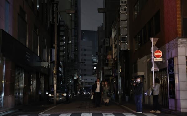 地震の影響で停電した東京・銀座の街並み（17日未明、東京都中央区）