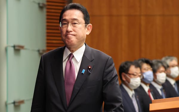 岸田首相は記者会見で重点措置の解除などについて説明した（16日、首相官邸）
