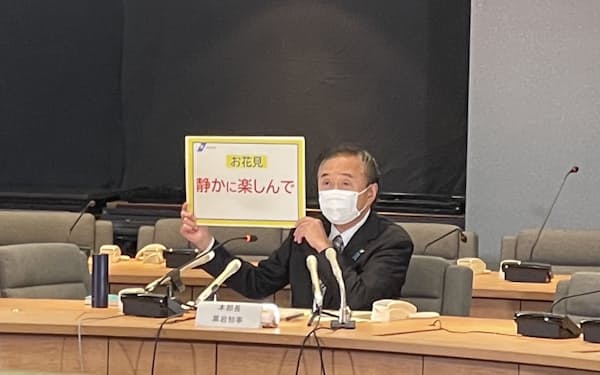 神奈川県の黒岩祐治知事は、感染の再拡大に改めて警戒を呼びかけた（17日、県庁）