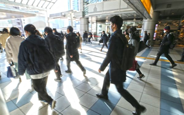 マスク姿で通勤する人たち（２月28日、ＪＲ品川駅）