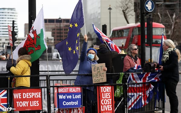 英議会の周辺ではEU離脱から2年たったいまでも、定期的に離脱に抗議するデモが行われる(2月、ロンドン)=ロイター