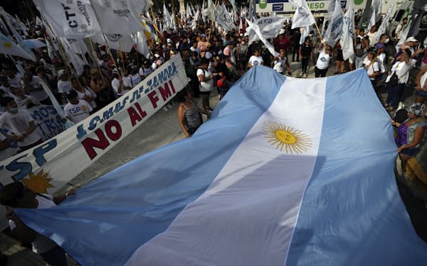 国民の間ではＩＭＦと合意した債務再編に反対する声があった（ブエノスアイレスでの抗議活動）＝ＡＰ