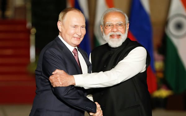 12月にニューデリーで行われた会談の前に挨拶するプーチン大統領とモディ首相。ロシアとインドは冷戦時代から協力的な関係を維持してきた＝ロイター