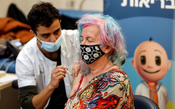 A woman receives the fourth dose of the coronavirus disease (COVID-19) vaccine after Israel approved a second booster shot for the immunocompromised, people over 60 years and medical staff, in Tel Aviv, Israel January 3, 2022. REUTERS/Amir Cohen