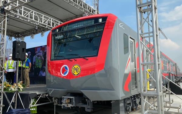 18日、マニラ首都圏で南北通勤鉄道の車両が披露された。
