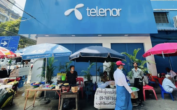 国軍に近い企業にテレノールの携帯通信事業が移ることに懸念が高まっている（18日、ヤンゴン）