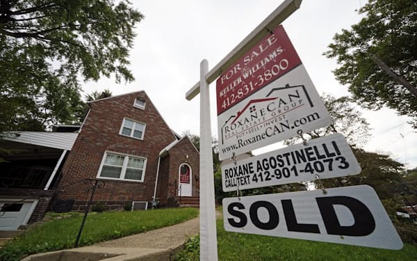 住宅ローン金利が上がり始めている。売却済みの中古住宅（米ペンシルベニア州）＝AP