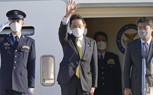 インド、カンボジア訪問のため、羽田空港を出発する岸田首相（中央）＝19日午前（共同）