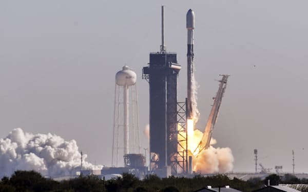 米スペースＸが2022年3月3日に衛星インターネットサービス「スター  リンク」の人工衛星を搭載して打ち上げたロケット「ファルコン9」＝AP