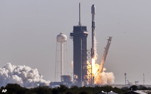 米スペースXが2022年3月3日に衛星インターネットサービス「スターリンク」の人工衛星を搭載して打ち上げたロケット「ファルコン9」=AP