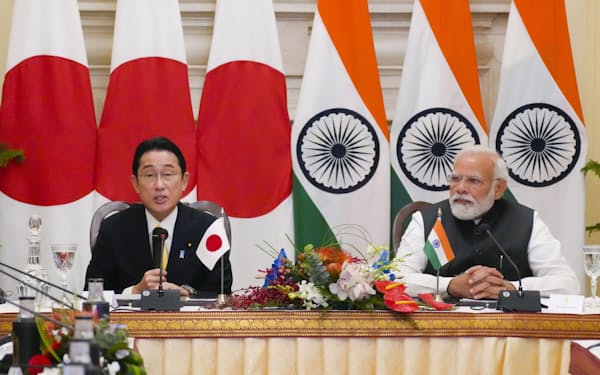 岸田首相（左）とインドのモディ首相（19日、ニューデリー）＝共同