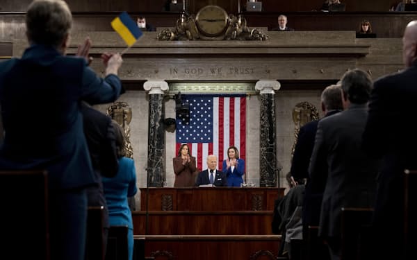 一般教書演説の際、ウクライナの国旗を振る米議員ら（1日、ワシントン）＝UPI・共同