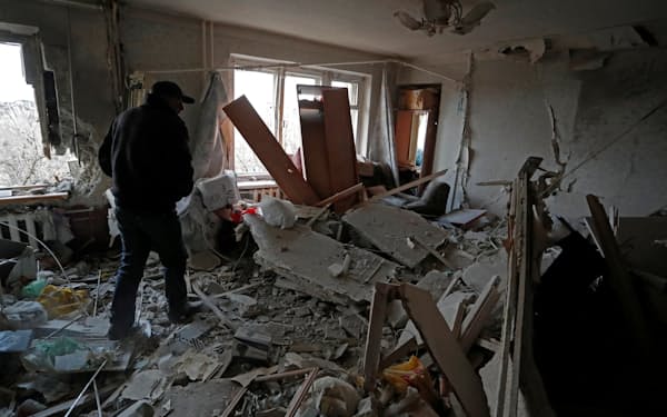 ロシア軍の攻撃で被害を受けたアパート（18日、マリウポリ）＝ロイター
