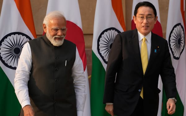 岸田首相（右）はインドのモディ首相と会談し、民主主義陣営としての日印両国の協力強化を呼びかけた（19日、ニューデリー）＝AP