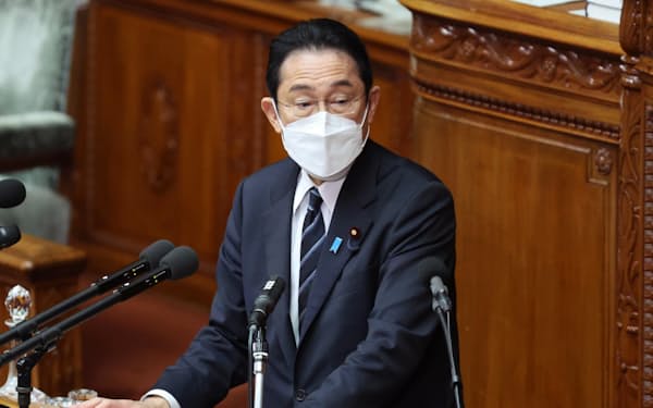 衆院本会議で経済安全保障推進法案が審議入りし、質疑に答える岸田首相（17日）