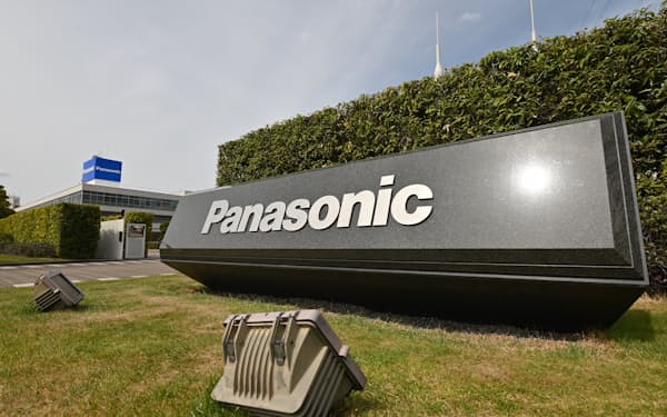持ち株会社への移行を控え、本社前に設置された「Panasonic」の石板（21日、大阪府門真市）