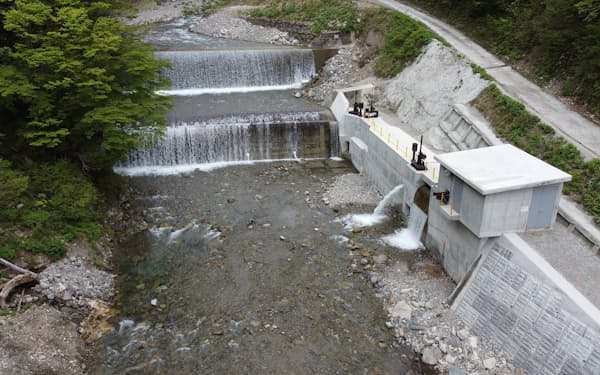 川沿いに建設された清水建設の小水力発電所（右）。建物内には水車が設置されている（富山県朝日町）