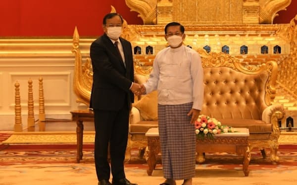 21日、ミャンマー国軍のミンアウンフライン総司令官㊨と会談したカンボジアのプラク・ソコン副首相兼外相＝国軍報道官室提供