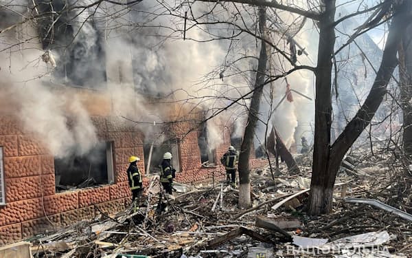 砲撃の被害を受ける住宅用の建物（18日、ドネツク州）＝ウクライナ国家警察・ロイター