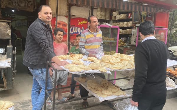 エジプトはパンの値上がりに苦慮している（カイロ市内のパン店）