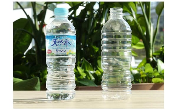 右が植物由来原料100%使用ペットボトル。左は「サントリー天然水」（植物由来原料30%使用）のボトル