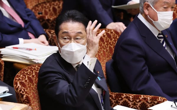 参院予算委で答弁のため挙手する岸田首相（22日午前）