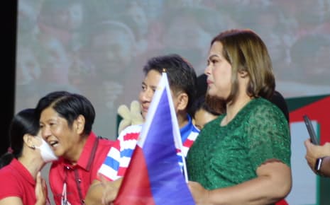 フィリピン与党はマルコス氏（写真㊧）とサラ氏㊨の支援を決めた(２月、マニラ北部ブラカン州)