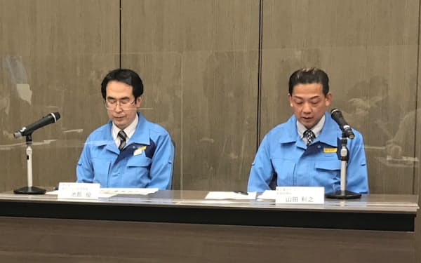 節電要請について記者会見する東北電力ネットワークの担当者（22日午前、仙台市）