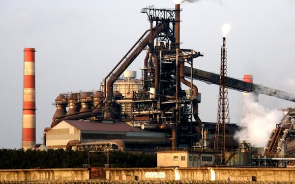 国内粗鋼生産は2カ月連続の前年割れとなった（神戸製鋼所の加古川製鉄所）