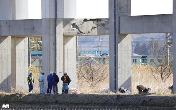 地震で損傷した東北新幹線の高架橋(17日、宮城県白石市)=共同