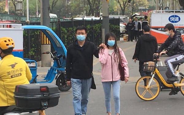 北京市内で手をつないで歩くカップル
