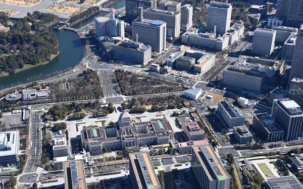 国会議事堂と霞が関に並ぶ省庁のビル