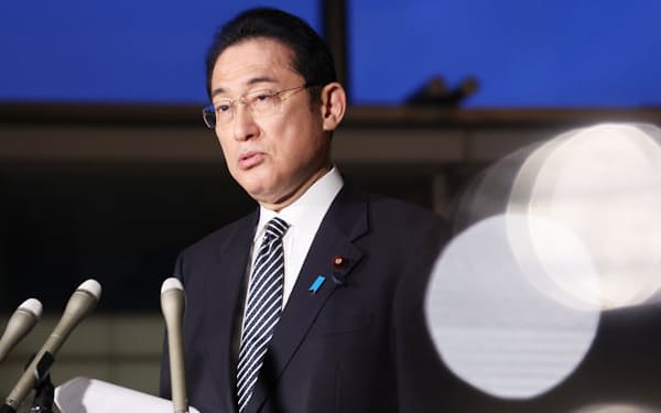22年度予算が成立し、報道陣の質問に答える岸田首相（22日）