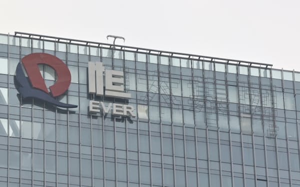 中国恒大集団のロゴが外されるビル（広東省深圳市、１月）