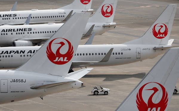 FILE PHOTO: FILE PHOTO: Japan Airlines' (JAL) airplanes are seen, amid the coronavirus disease (COVID-19) outbreak, at the Tokyo International Airport, commonly known as Haneda Airport in Tokyo, Japan October 30, 2020. REUTERS/Issei Kato/File Photo