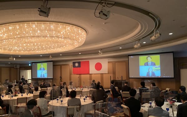 自民党の安倍元首相と台湾の蔡英文総統はオンラインで対話した（22日、都内）＝台北駐日経済文化代 表処提供