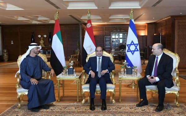 会談するエジプトのシシ大統領㊥とイスラエルのベネット首相㊨、ＵＡＥアブダビ首長国のムハンマド皇太子（22日、シャルムエルシェイク、エジプト大統領府提供）＝ロイター