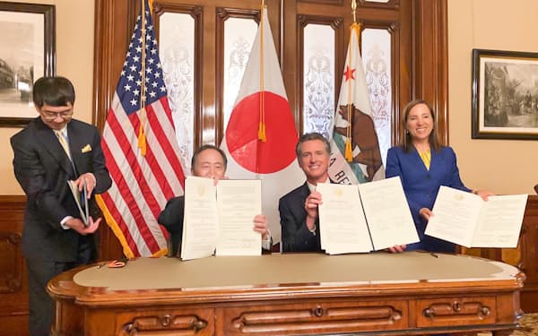 覚書に署名した冨田浩司駐米大使（左から２人目）とニューサム・カリフォルニア州知事（同3人目）（21日、米カリフォルニア州）