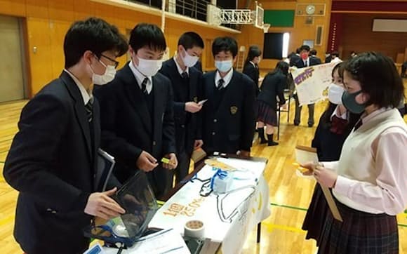 東京都は小中学生を対象にした「起業家教育プログラム」を実施している（都提供）