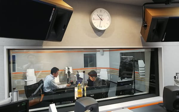 ラジオNIKKEIのスタジオ。今年もドバイ国際競走を生中継する