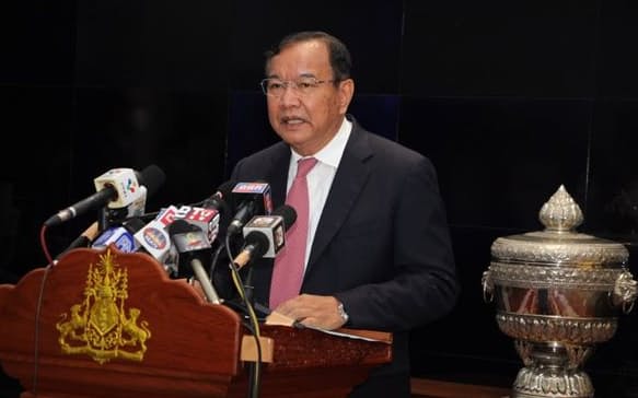 記者会見するカンボジアのプ  ラク・ソコン副首相兼外相（23日、プノンペン）