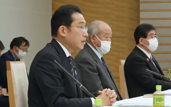 経済財政諮問会議であいさつする岸田首相（23日午後、首相官邸）