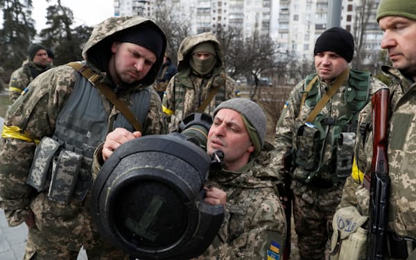 対戦車ランチャーの訓練をするウクライナの領土防衛隊員（キエフ、9日）=ロイター