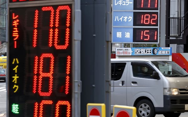 　レギュラーガソリンの価格が1リットル＝170円を示す東京都内のガソリンスタンド＝16日午後