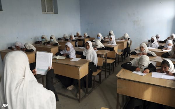 タリバンは女子向けの初等教育を認める一方、中等教育の実施を拒んできた=AP