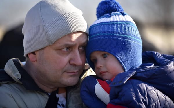 ロシア軍に占領されたキエフ近郊の村から別の街に避難した親子