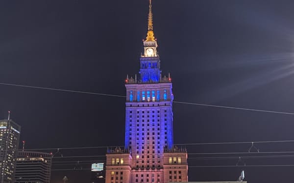 ポーランドは隣国ウクライナへの連帯を強く示す（ウクライナ国旗の色でライトアップされたワルシャワの文化科学宮殿）
