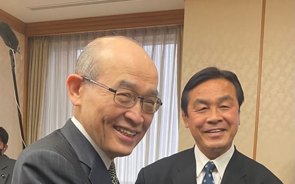 石川県の谷本正憲知事（左）は知事選に当選した馳浩氏を出迎えた（14日、石川県庁）