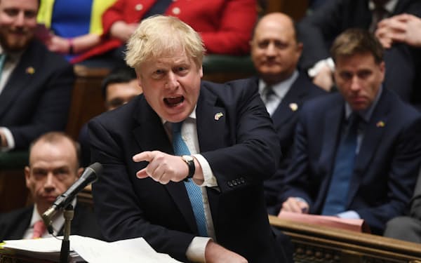 ジョンソン英首相は24日のNATOやG7の首脳会議でウクライナへの支援強化とロシアへの追加制裁の必要性を訴える見通し（23日、英議会）=ロイター