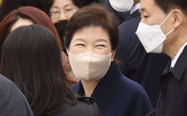 退院し笑顔を見せる朴槿恵前大統領㊥（24日午前、ソウル市）＝聯合・共同